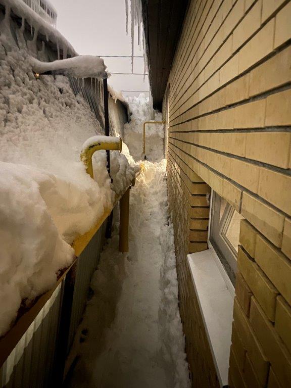 Специалисты СВГК ликвидируют последствия обильных снегопадов